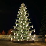 Светодинамическая елка ствольная со скамейкой, встроенная гирлянда: Теплый свет - "Лесная" (Литая хвоя) от 6 до 18 м