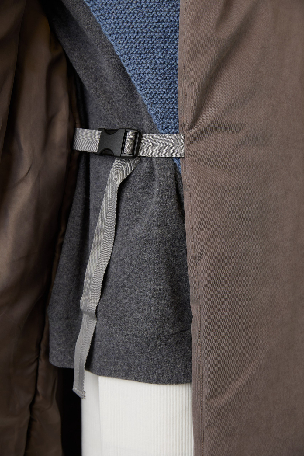 Зимнее пальто на запах из серо-коричневой бархатистой мембраны