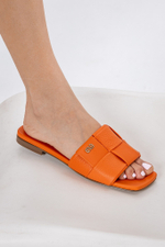 Шлепанцы из натуральной кожи оранжевого цвета