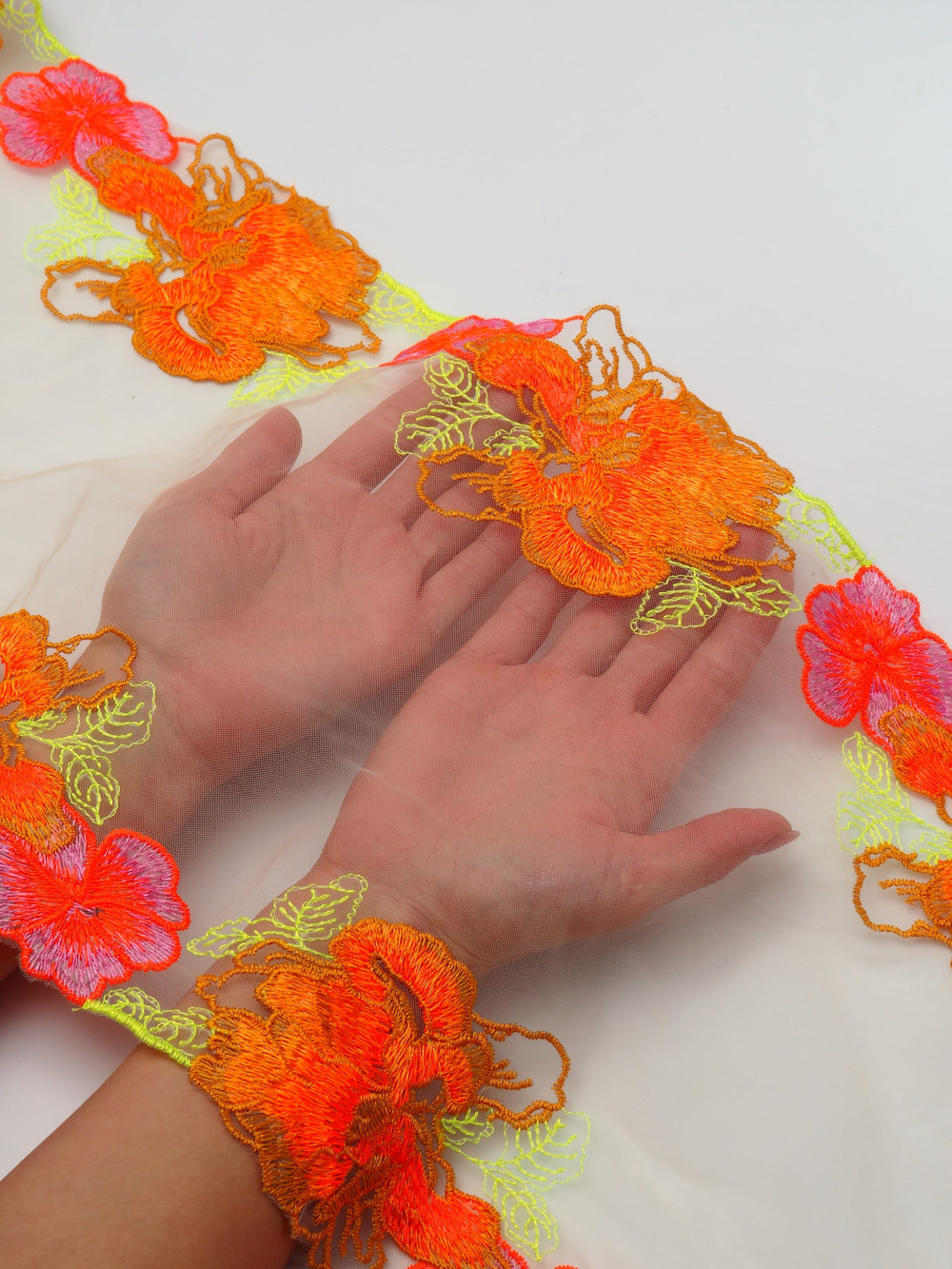 Вышивка на сетке телесная с мультиколор неэластичная 24 см