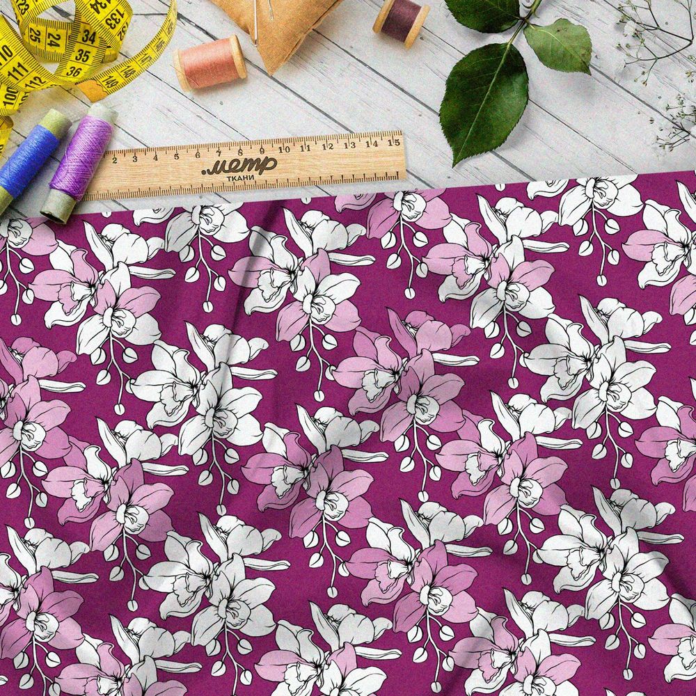 Ткань дюспо эскизы белых и розовых цветов на сиреневом фоне