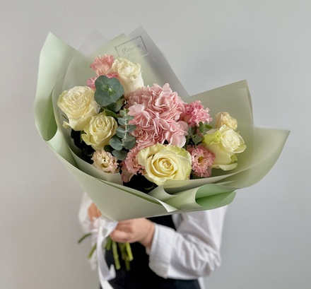 Букет из белых роз «Мондиаль», гортензии, эустомы и ароматного эвкалипта. Букет 1073