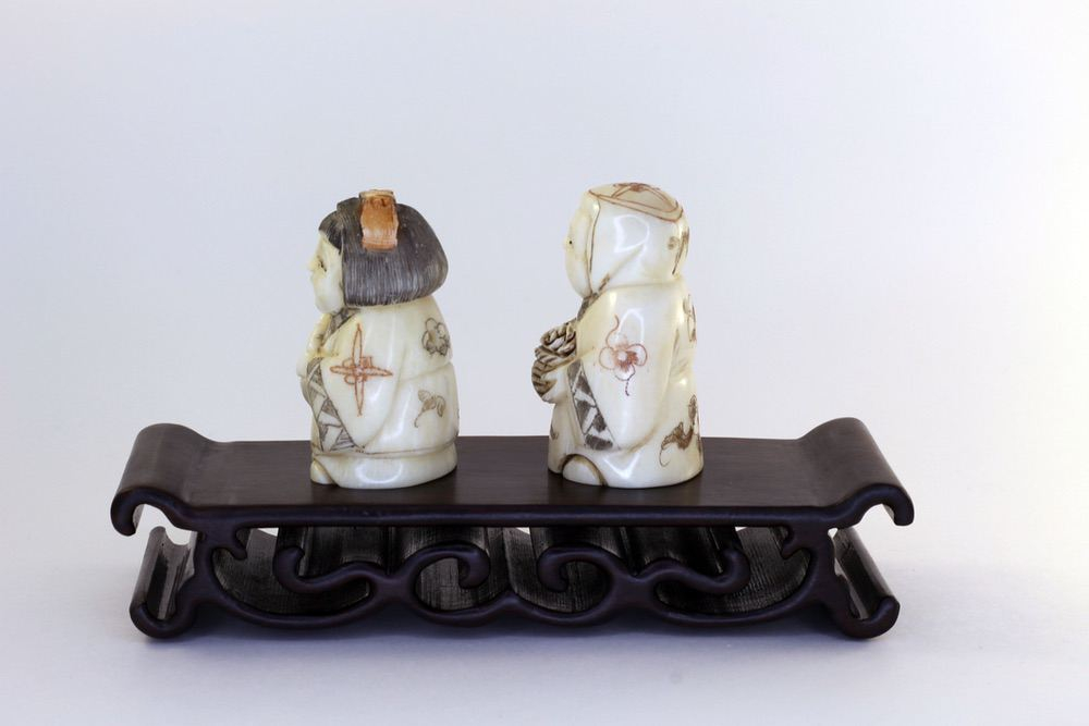 Сет нэцкэ Два ребенка Карако (мальчик и девочка) на подставке