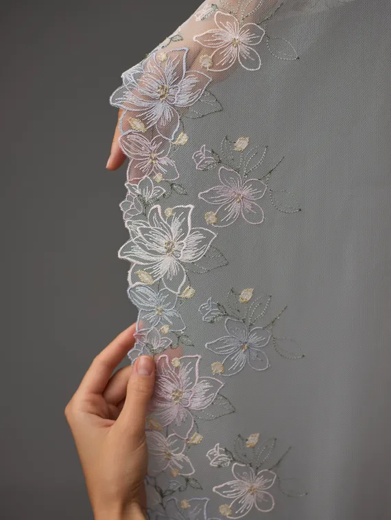 05-162 Вышивка на неэл. сетке 22 см, айвори/зеленый/розовый/желтый/голубой (левая)