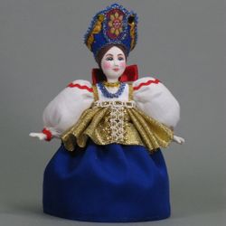 Сувенирная кукла в золотой душегрее