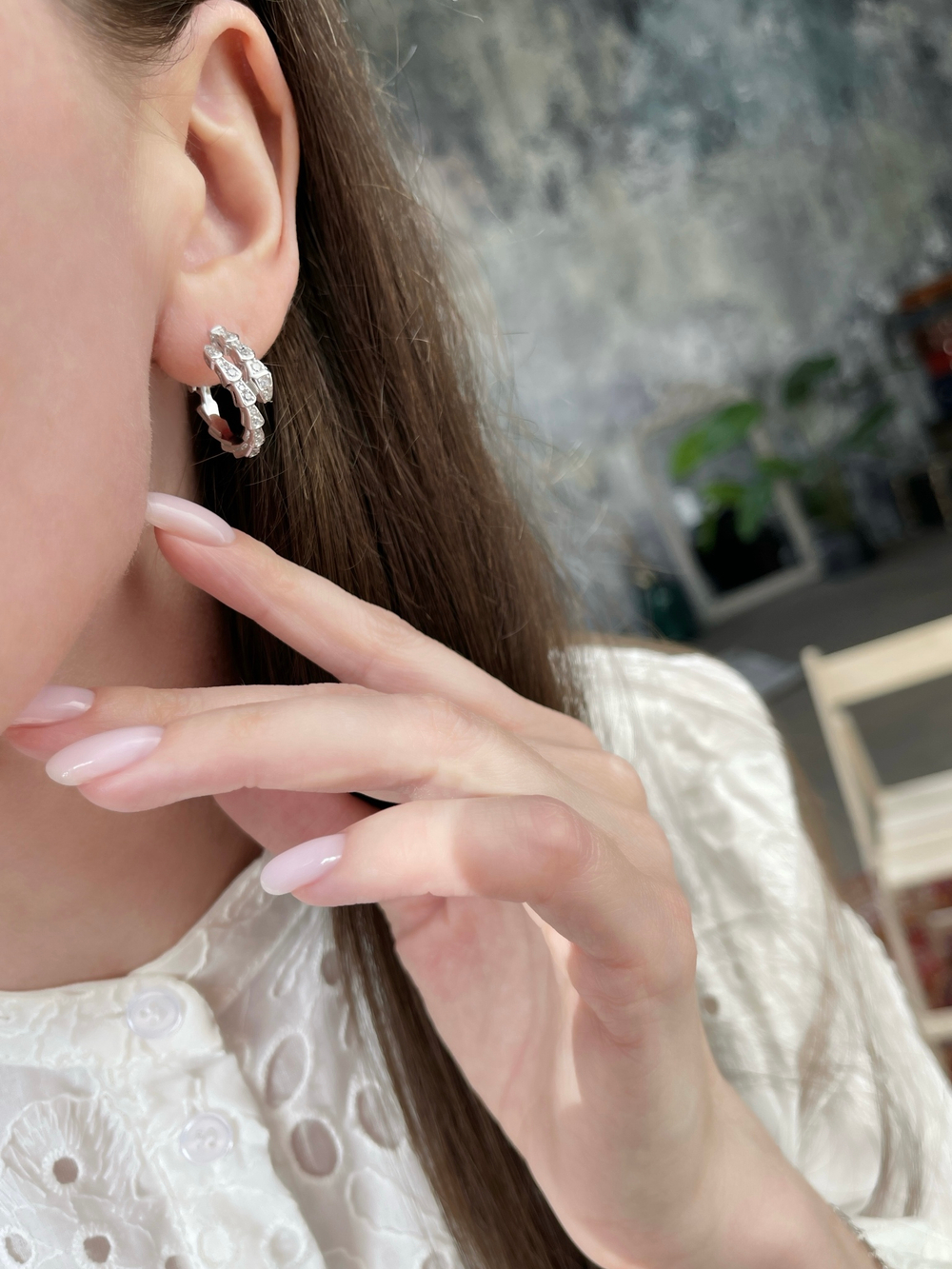 **Элегантные и уникальные: серебряные серьги "Чешуя" с фианитами**  Откройте для себя очарование наших серебряных серег "Чешуя" с фианитами, вдохновленных сверкающей чешуей рыбы. Изготовленные из высококачественного серебра 925 пробы, эти серьги украшены мерцающими фианитами, имитирующими бриллианты.  **Дизайн, привлекающий внимание**  Серьги "Чешуя" отличаются уникальным и привлекательным дизайном. Перекрывающиеся чешуйки создают текстурированный и многогранный эффект, который непременно привлечет внимание.  **Сияние и блеск**  Фианиты, инкрустированные в серьги, придают им исключительный блеск. Эти камни обладают невероятной прозрачностью и игрой света, создавая иллюзию настоящих бриллиантов.  **Универсальный стиль**  Серебряные серьги "Чешуя" с фианитами универсальны и подходят для любого случая. Они дополнят как повседневные, так и вечерние наряды, добавляя нотку элегантности и изысканности.  **Высокое качество и долговечность**  Наши серьги изготовлены из серебра 925 пробы и покрыты родием для защиты от потускнения и обеспечения долговечности. Благодаря этому они сохранят свой блеск на долгие годы.  **Приобретите прямо сейчас и блистайте!**  Не упустите возможность приобрести наши изысканные серебряные серьги "Чешуя" с фианитами. Посетите наш интернет-магазин и выберите идеальную пару для себя или в подарок близким. Добавьте немного блеска и очарования в свой образ с этими уникальными и элегантными украшениями!