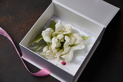 Брошь из шелка - Роза Бэль бело-лаймовая