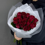 Монобукет из 15 кенийских роз в белой упаковке