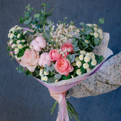 150. Нежный букет с пионовидной розой и хлопком