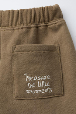 ZARA КОМПЛЕКТ ИЗ ТОЛСТОВКИ И БРЮК-ДЖОГГЕРОВ С ВЫШИТОЙ НАДПИСЬЮ, ХАКИ