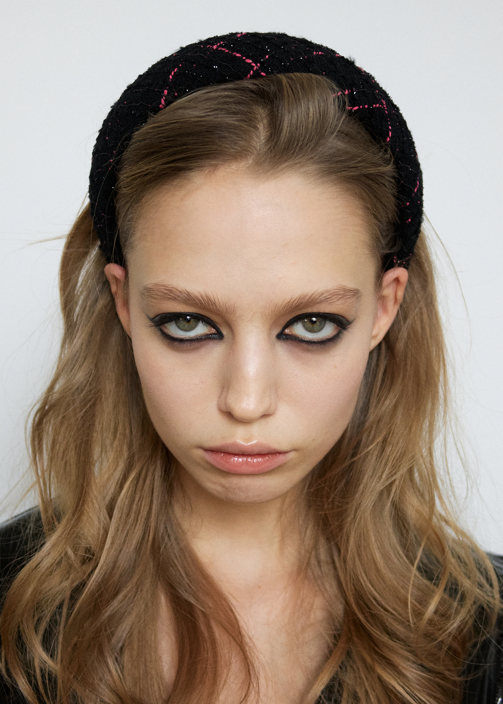 Ободок из черного твида с розовыми вставками