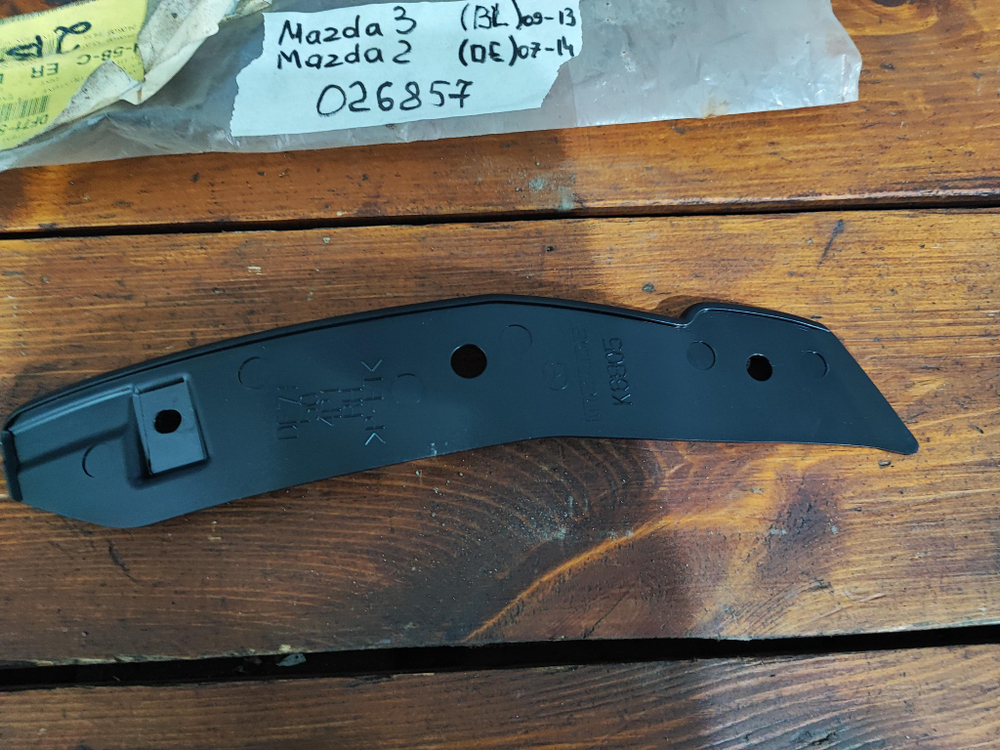 Пыльник кузова передний правый Mazda 2 (DE) 07-14 Новое Оригинал DF71504P1A