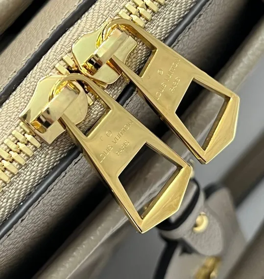 Сумка Louis Vuitton Trianon PM бежевый