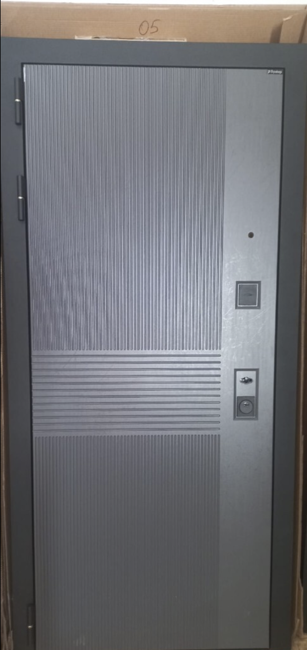 Входная металлическая дверь с зеркалом Бункер HIT B-05/ зеркало в рамке ФЛЗ-603 Бетон светлый