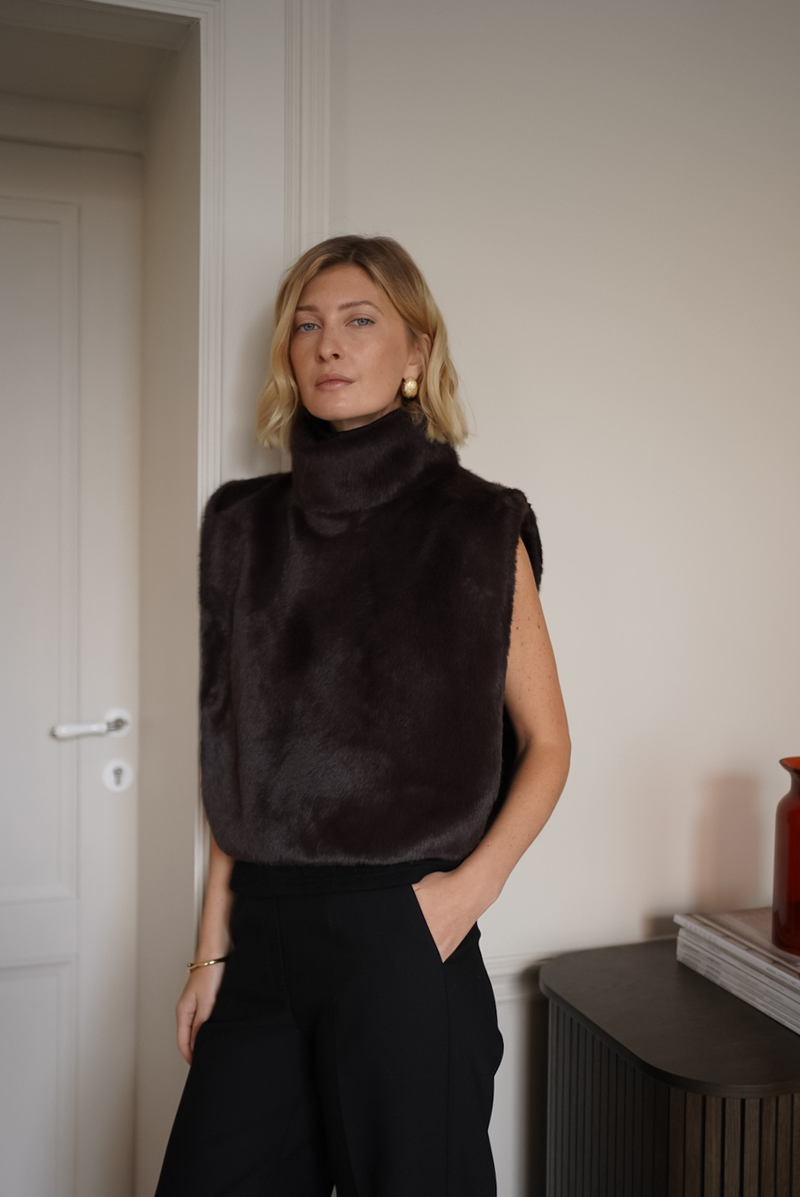 Манишка из эко-меха коричневая