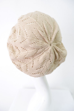 Берет нежный вязаный