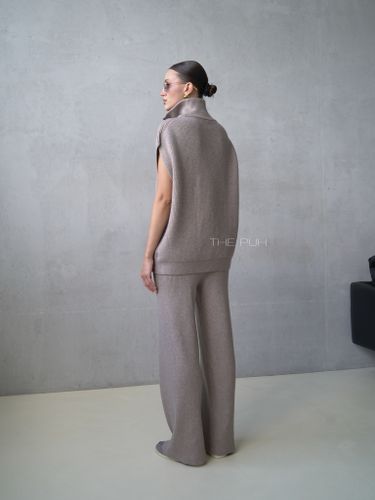 Костюм из жилета и брюк в цвете капучино