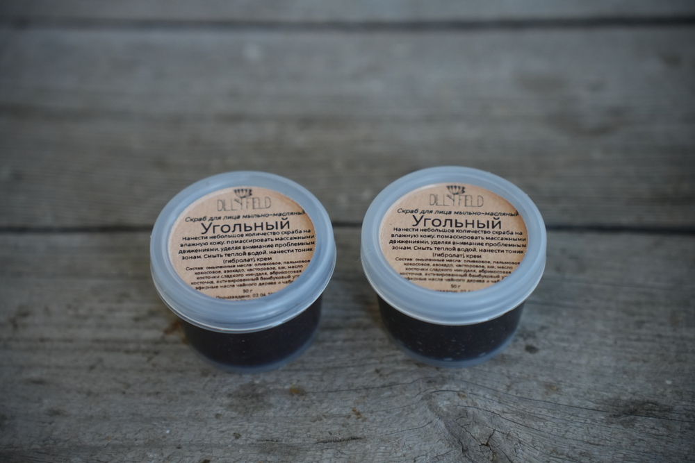 Угольный скраб для лица