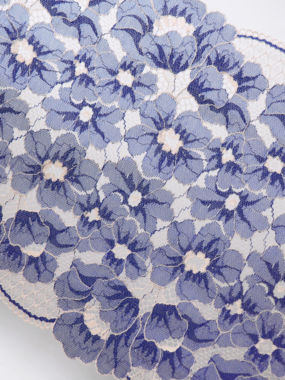 Эластичное кружево экрю с васильковым ширина 23 см ОТРЕЗЫ