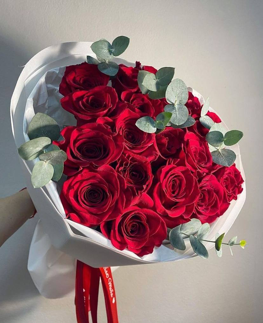 Букет красных роз "Red Symphony"