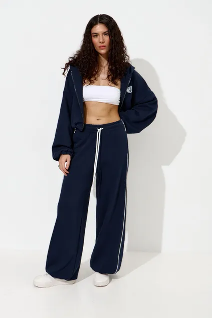 Широкие джоггеры без начеса с кантом цвета нейви