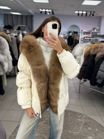 Пуховик в молочном цвете с мехом песца под «куницу»