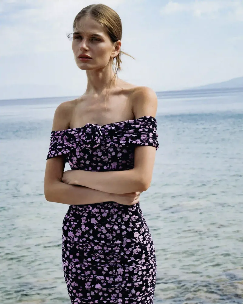 Iren rose midi, платье миди драпированное из черной сетки с мелкими светло-розовыми цветами и розой