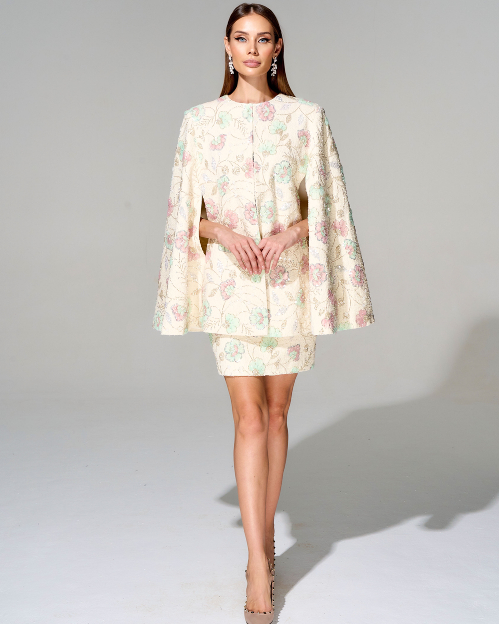 Юбка длины мини с вышивкой ручной работы