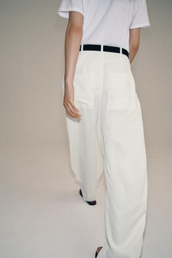 ZARA СВОБОДНЫЕ БРЮКИ С ЗАЩИПАМИ — ZW COLLECTION, ЖЕЛТОВАТО-БЕЛЫЙ