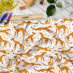 Ткань ниагара динамичные гепарды на белом фоне