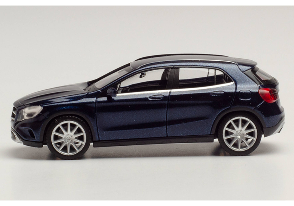 Автомобиль Mercedes-Benz GLA Klasse, синий мет.