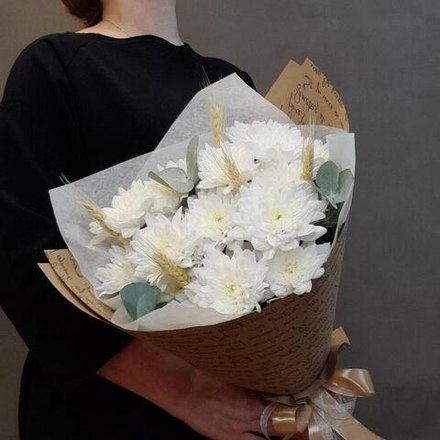 Авторский букет из кустовых хризантем в крафте