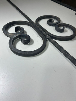 Кованый элемент вензель 150х270мм квадрат полнотелый 14х14мм