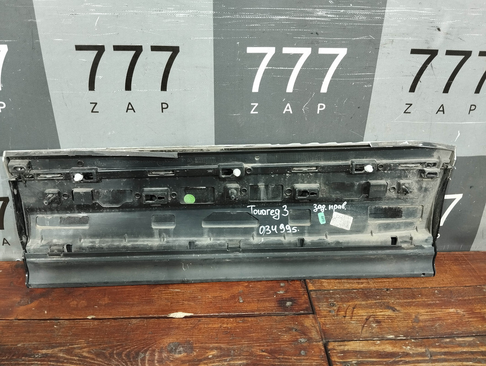 Накладка двери задней правой VW Touareg 3 18-нв Б/У Оригинал 760854950F