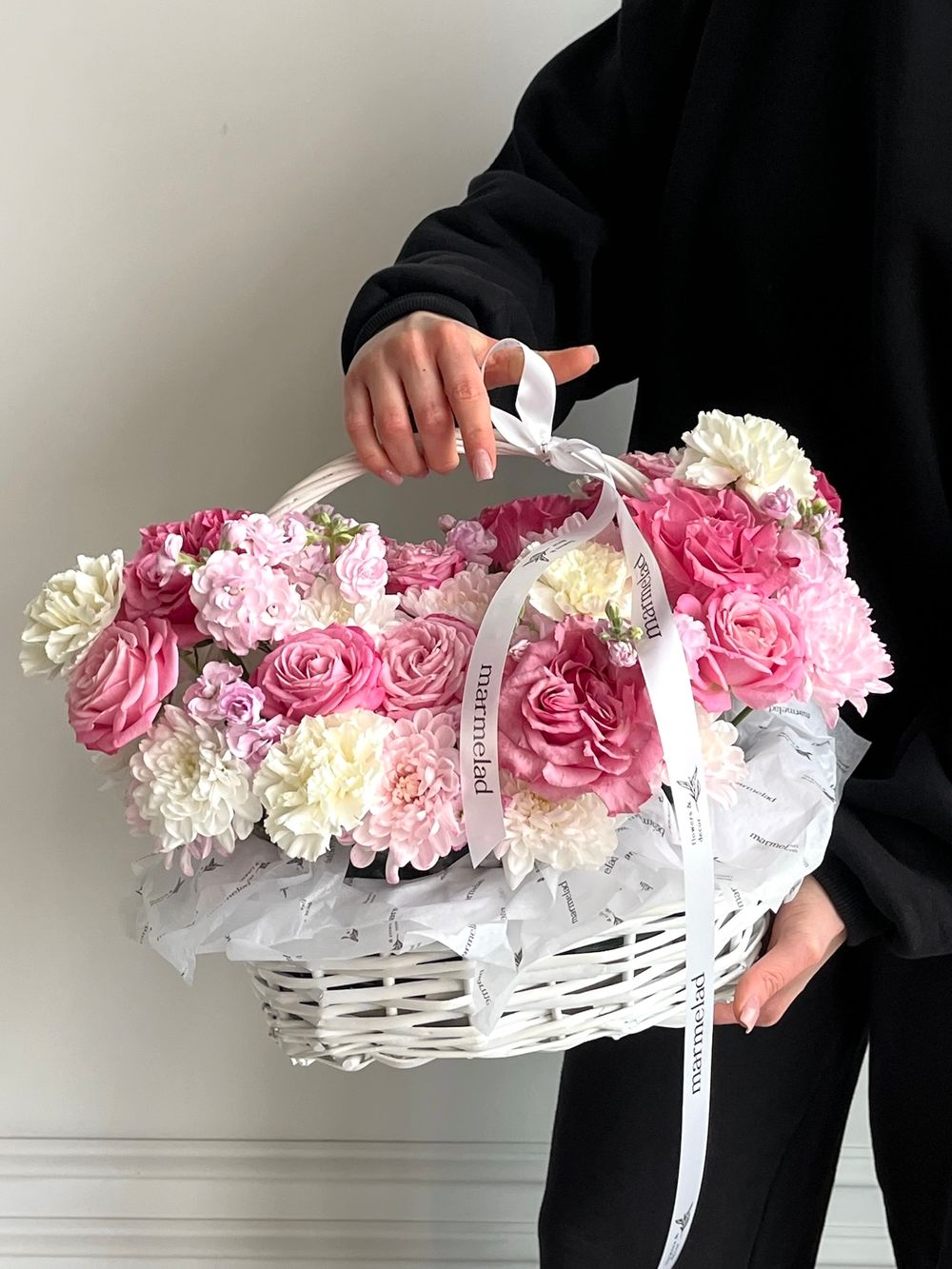 Цветочная корзина в розовых оттенках размер M