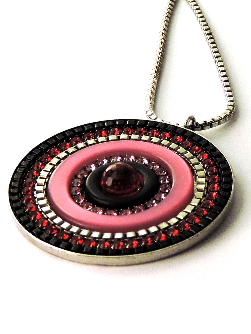 3848 Coeur de Lion – длинное колье с крупным кулоном в розово-рубиновой гамме и кристаллами Сваровски.