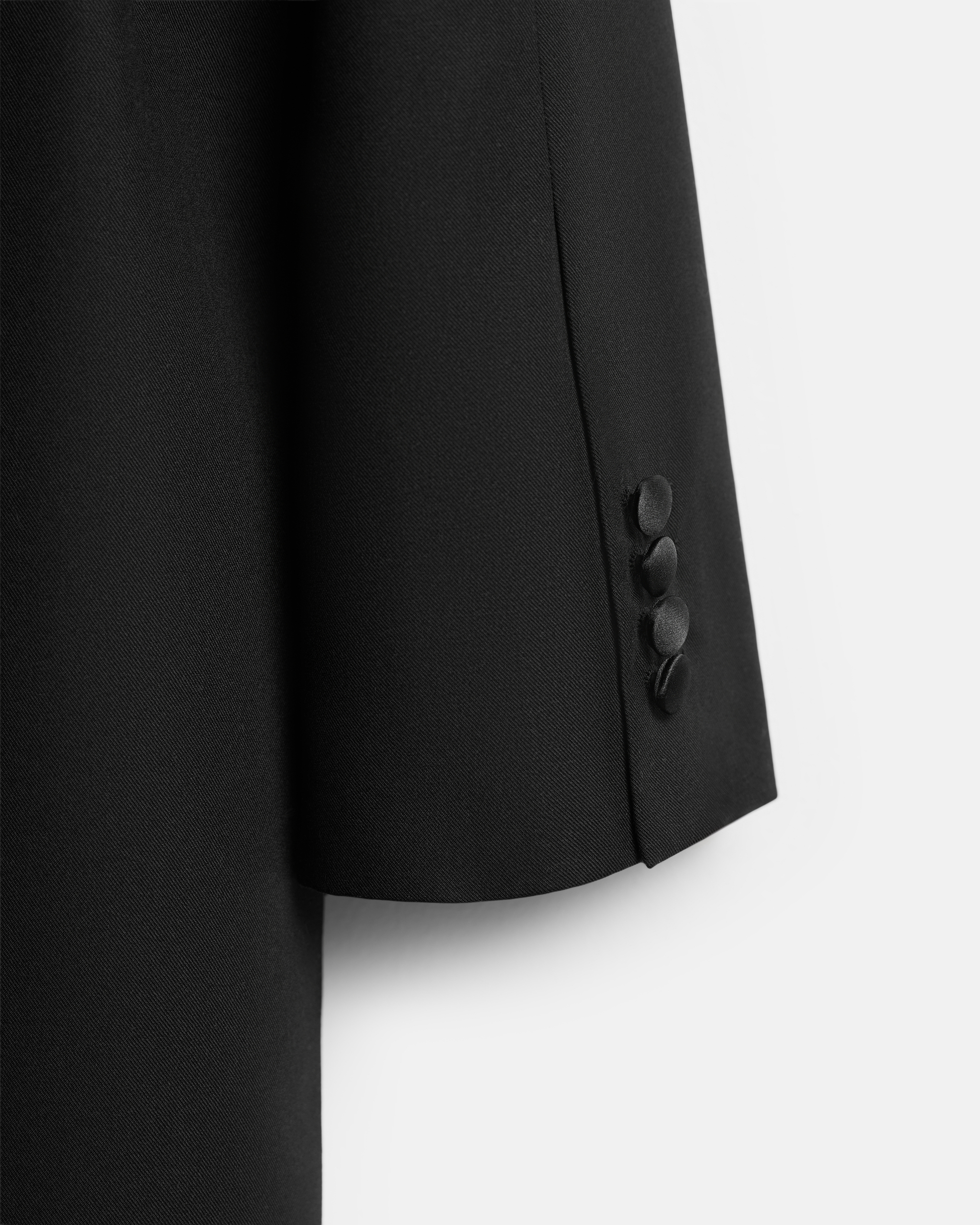 ПИДЖАК-ФРАК С АТЛАСНЫМИ ЛАЦКАНАМИ