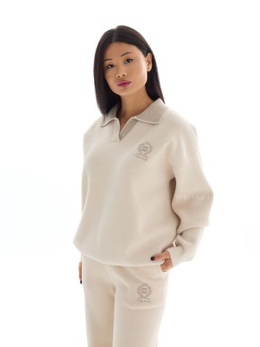 Молочный костюм с вышивкой и воротом-поло