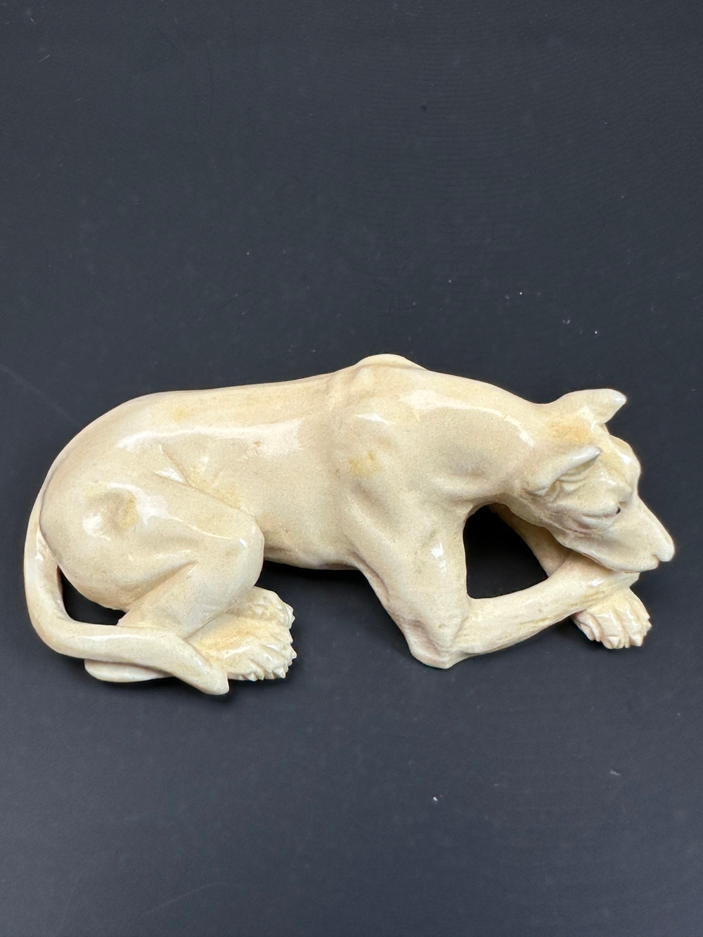 Резная фигура из кости «Лежащая собака»