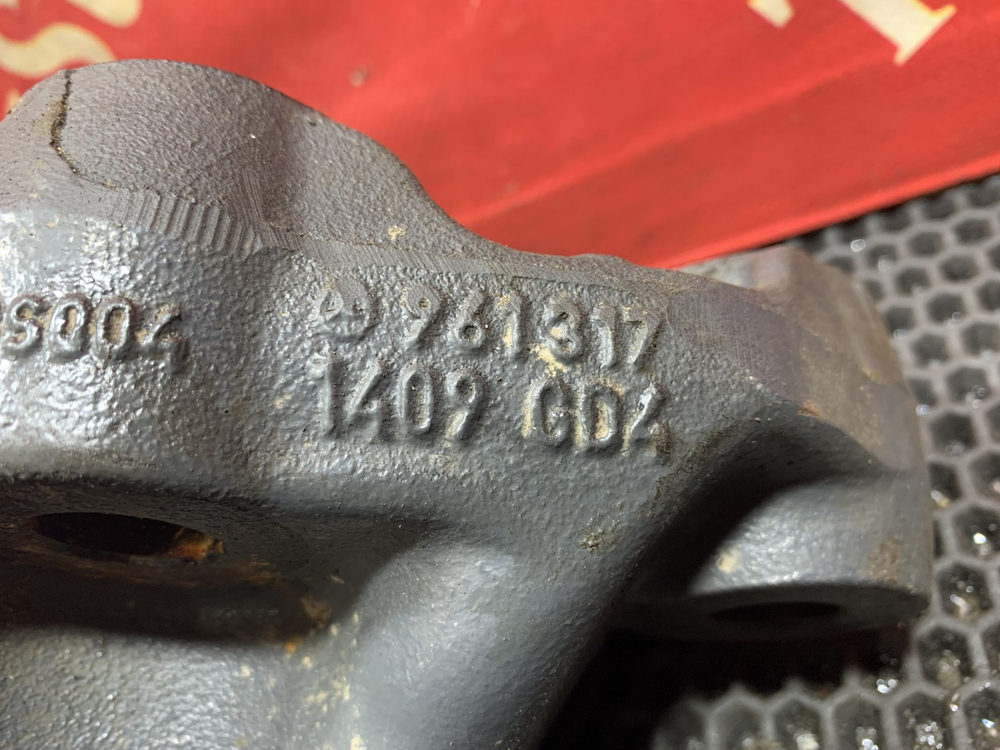 Кронштейн цилиндра подъёма кабины