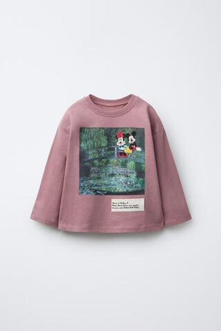 ZARA ФУТБОЛКА С ПРИНТОМ «МОНЕ. МИККИ И МИННИ МАУС» © DISNEY, ТЕМНАЯ МАЛЬВА