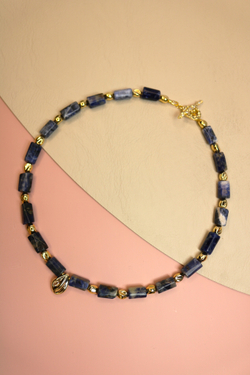 Колье-чокер из натурального содалита «Содалитовый штрих»