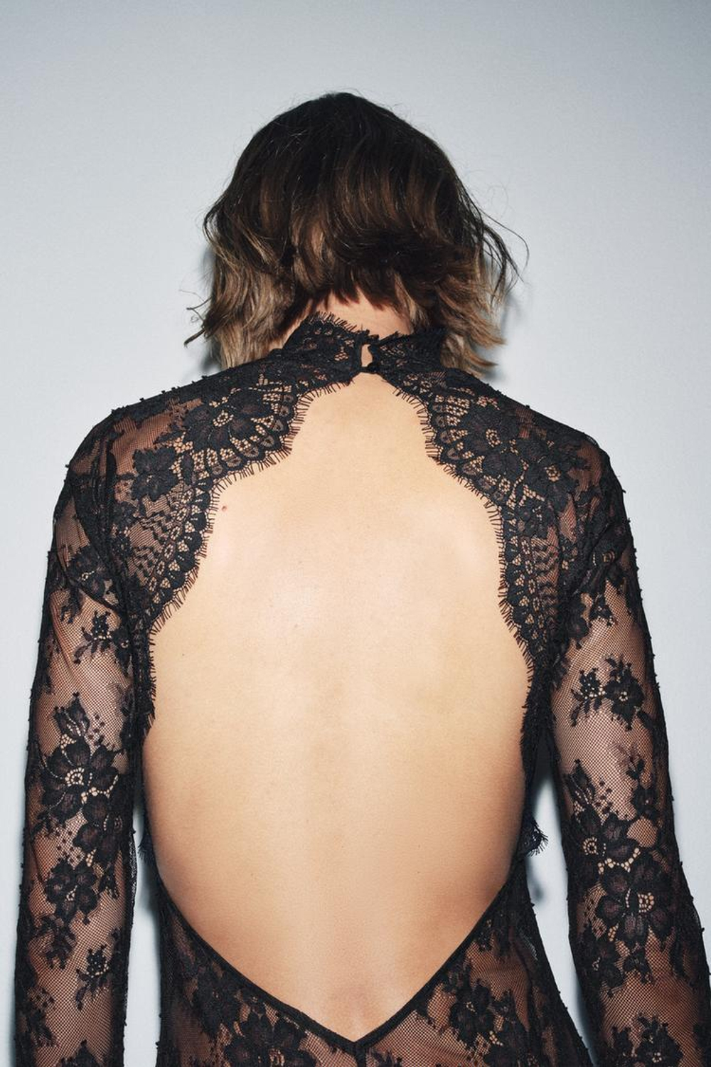 ZARA КРУЖЕВНОЕ ПЛАТЬЕ С ОТКРЫТОЙ СПИНОЙ, ЧЕРНЫЙ