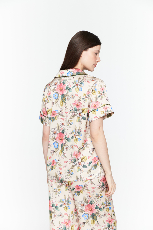 Шелковая блуза с кантом и цветами