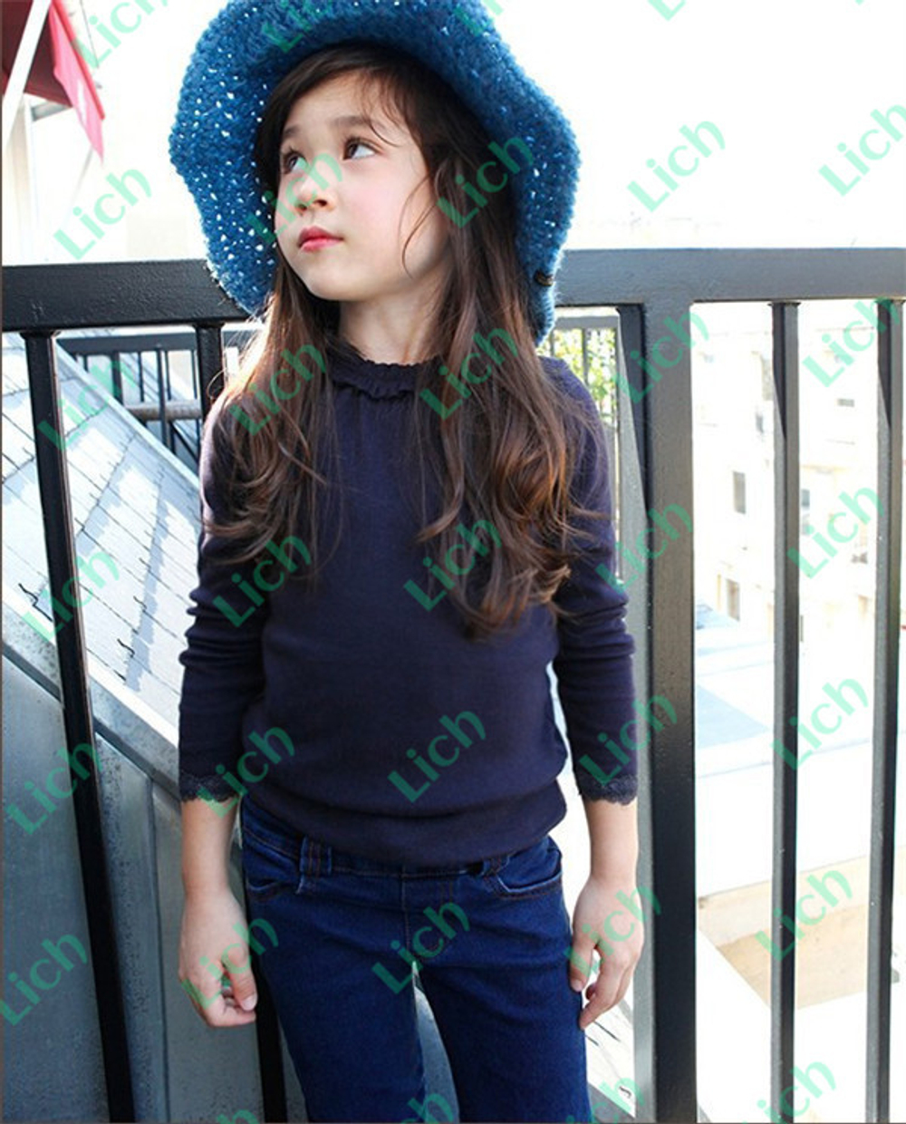 Лонгслив с кружевными манжетами и рюшей на вороте