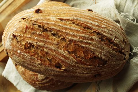 Цельнозерновой хлеб с изюмом и орехами