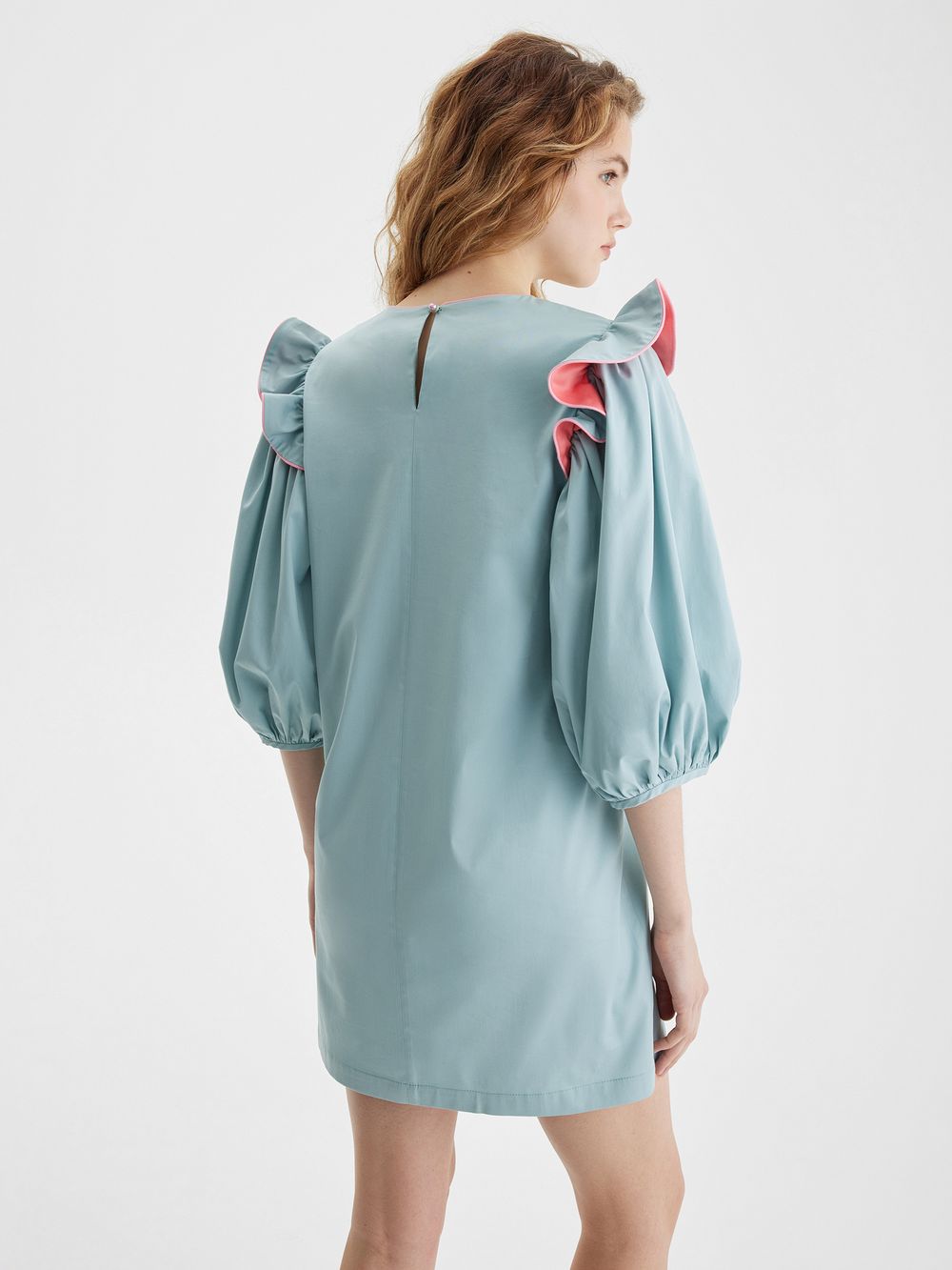 Платье с воланами цвета полыни