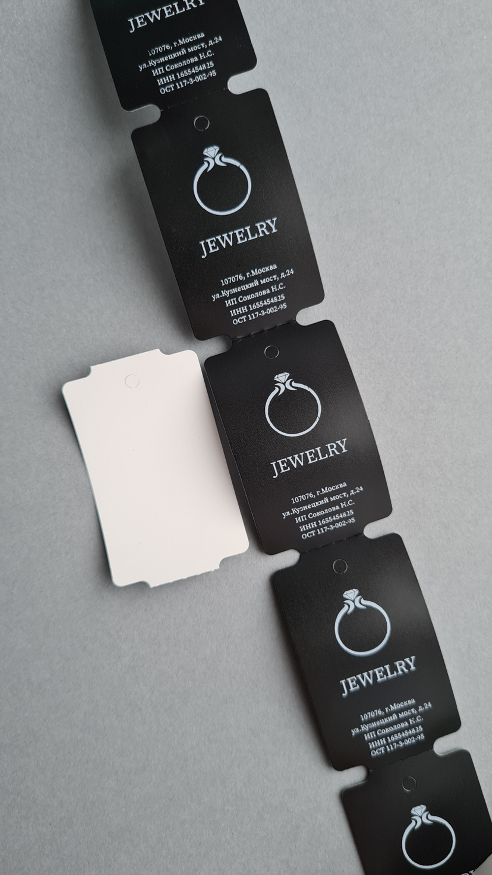 Черные матовые бирки с печатью белым цветом