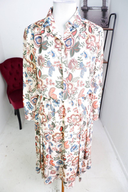 Платье Serginnetti красивой расцветки, визуально на 48 размер