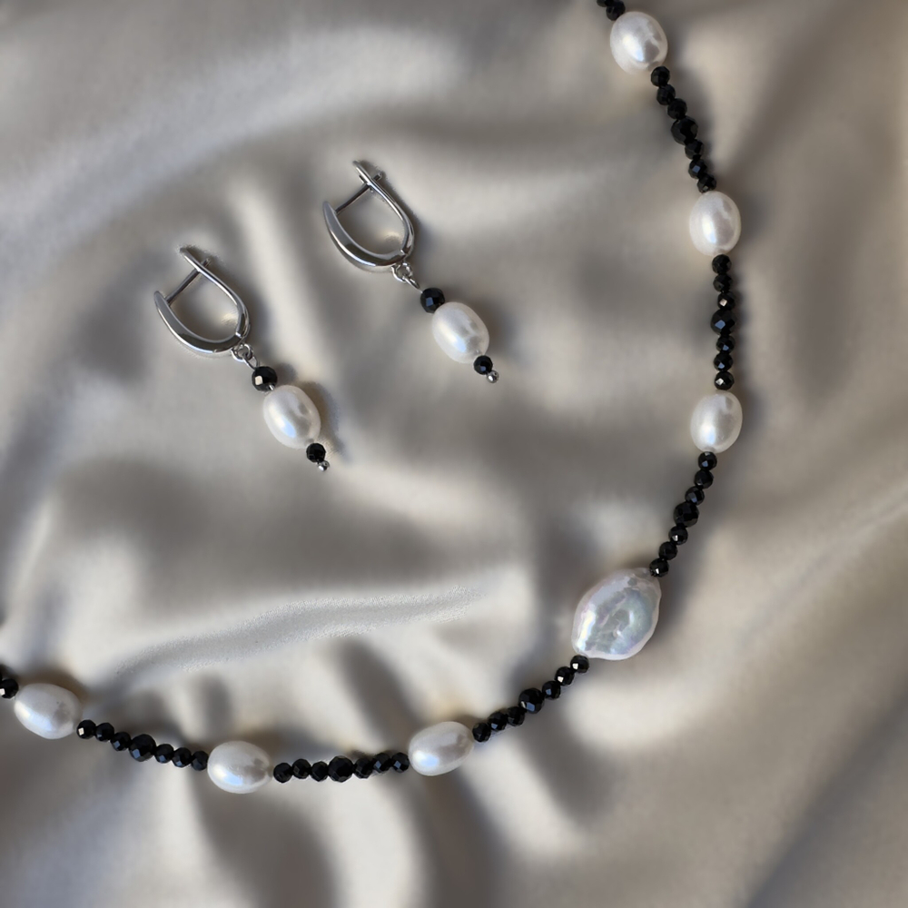 Комплект "Танец теней" с натуральным жемчугом и шпинелью